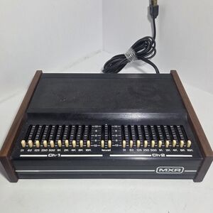 Dual-Channel Graphic Equalizer - Black with Wood Side Panels